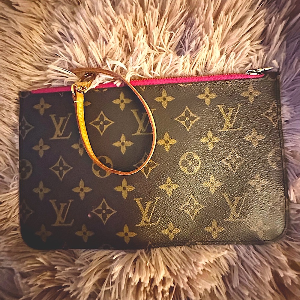 Louis Vuitton Never full wristlet! A- condition